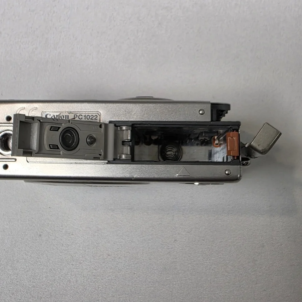 Canon‎ PowerShot S200 Digital ELPH Camera 2.0MP Vintage Y2K PC1022 PARTS ONLY